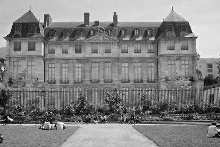 Historical Marais Konukevi