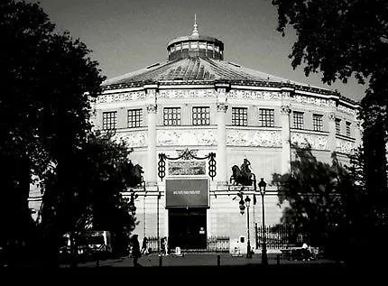 Konukevi Historical Marais