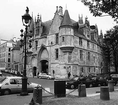 Historical Marais Konukevi *