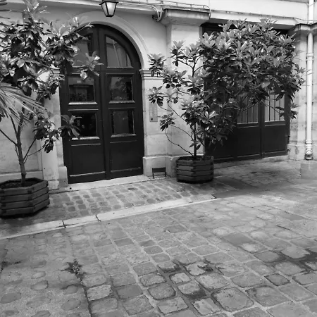 Konukevi Historical Marais