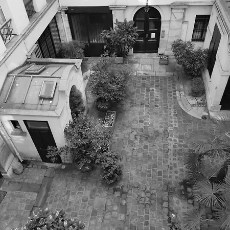 Konukevi Historical Marais